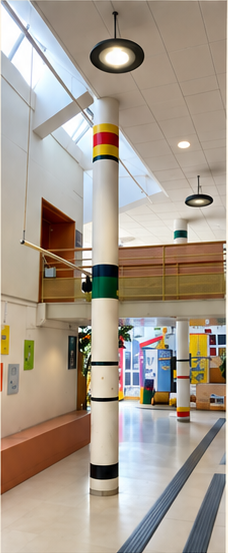 Colonne à anneaux colorés dans la galerie vitrée du Patio